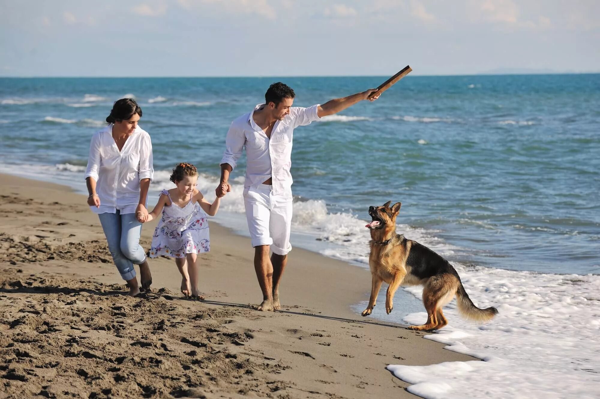 Миратская жизнь. Семья с собакой. Семья на море с собакой. Собаки для семьи с детьми. Семья на море.