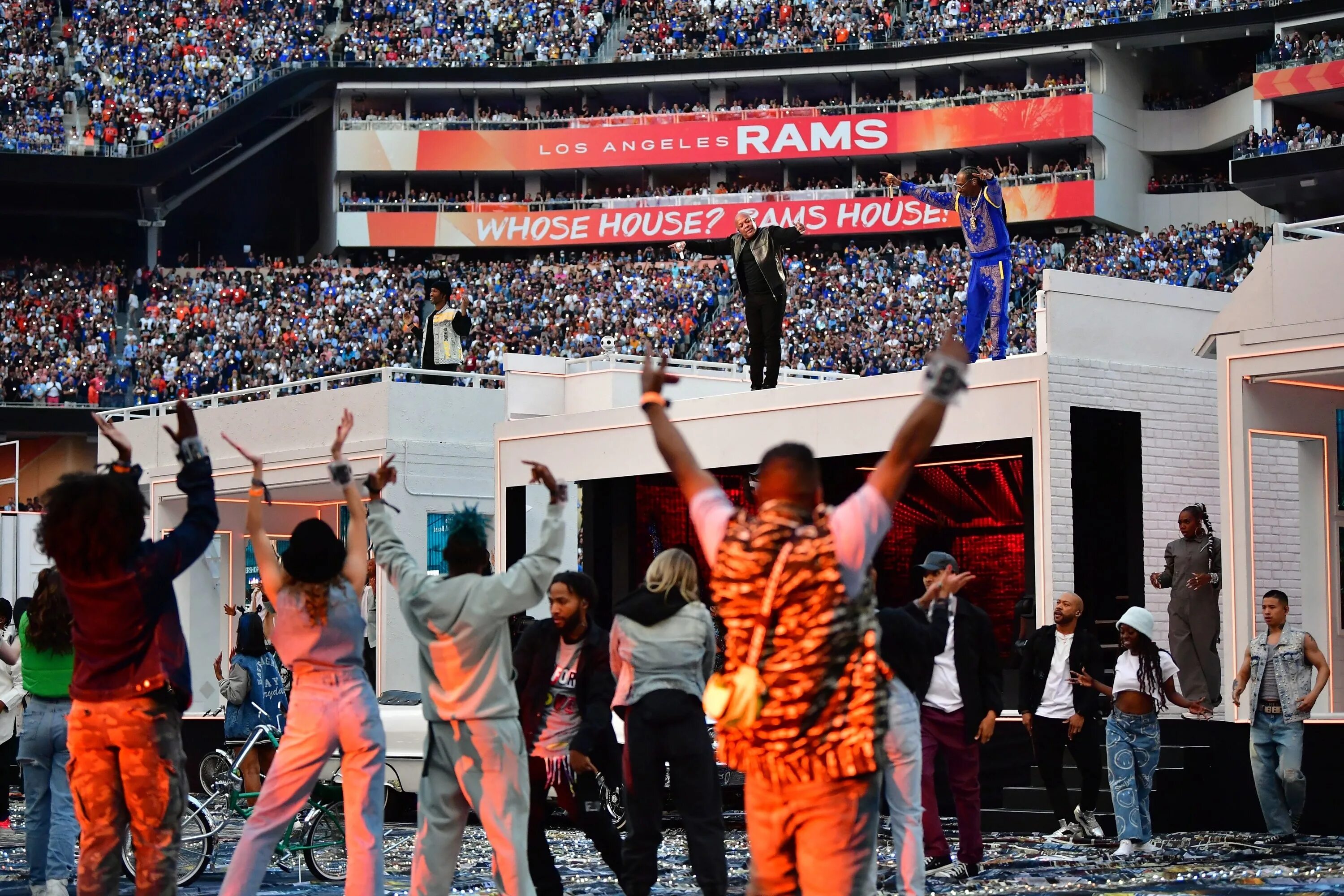 Bowl halftime show. Супербоул LVI. Super Bowl LVI Halftime show. Super Bowl 2022 show. Выступление на Супербоуле 2022.