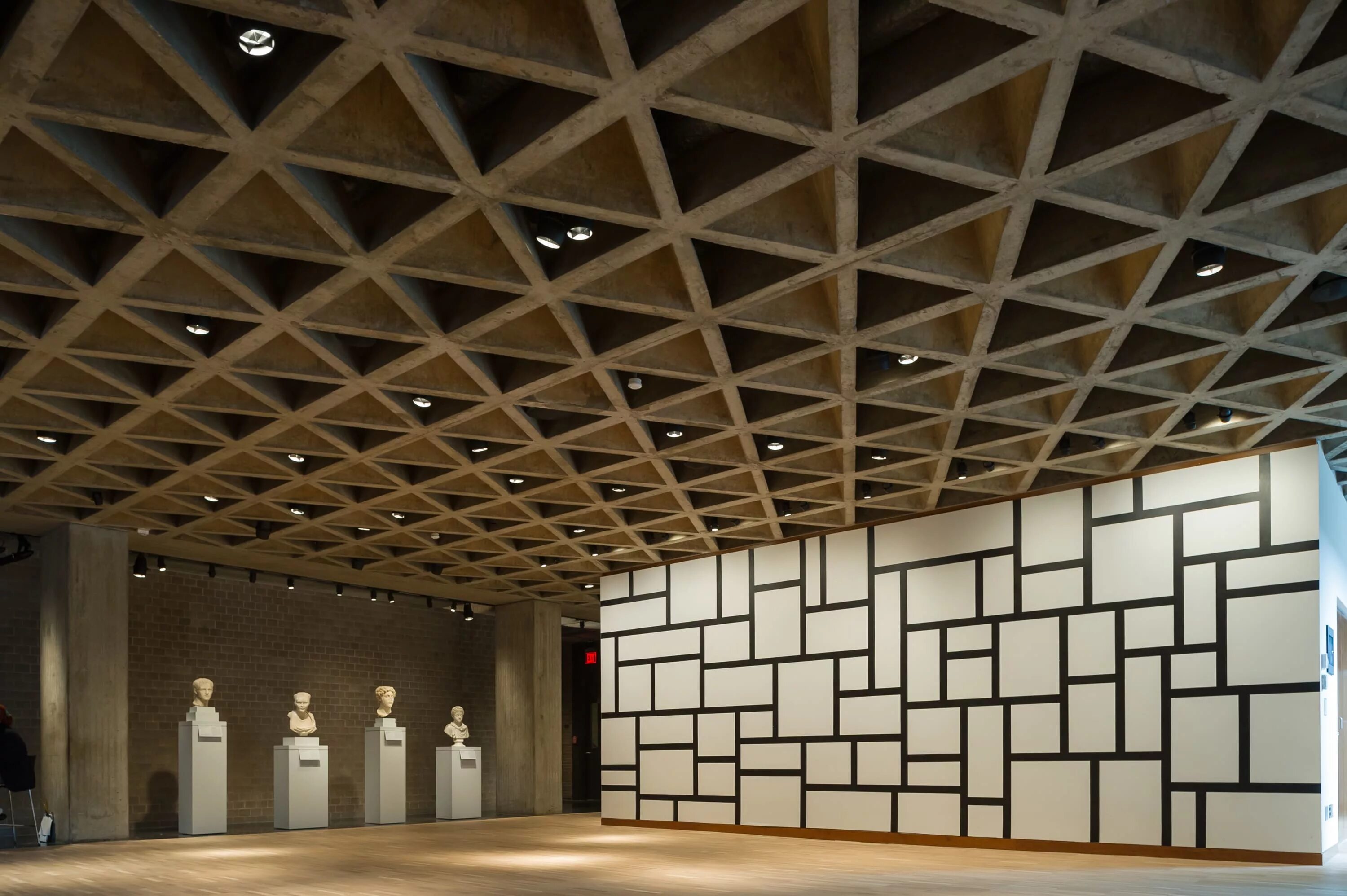 Монолитный потолок. Художественный музей Йельского университета Луис Кан. Художественная галерея Йельского университета в Нью-Хейвене Луис Кан. Луис Кан Архитектор. Кессонное монолитное перекрытие.