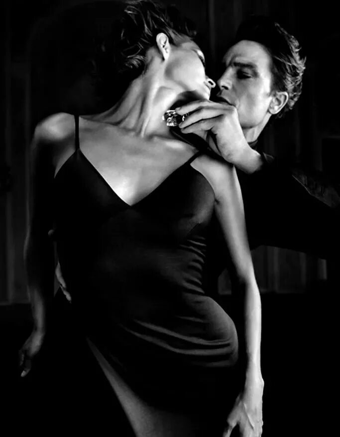 Страстный поцелуй. Мужчина и женщина страсть ь. Чувственная женщина. Страсть черно белое.