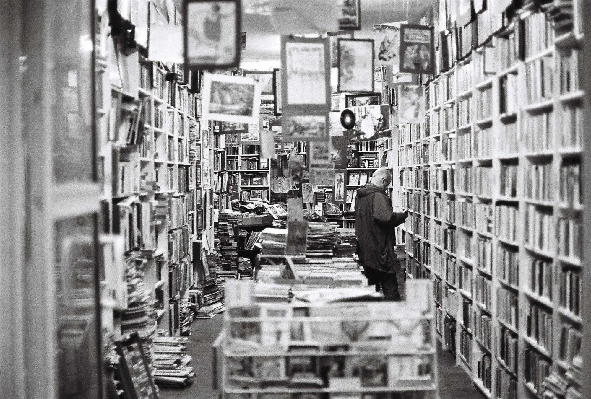 Библиотека книг 18. Книжный магазин 20века. Старинный книжный магазин. Полки для книг. Старый книжный магазин.