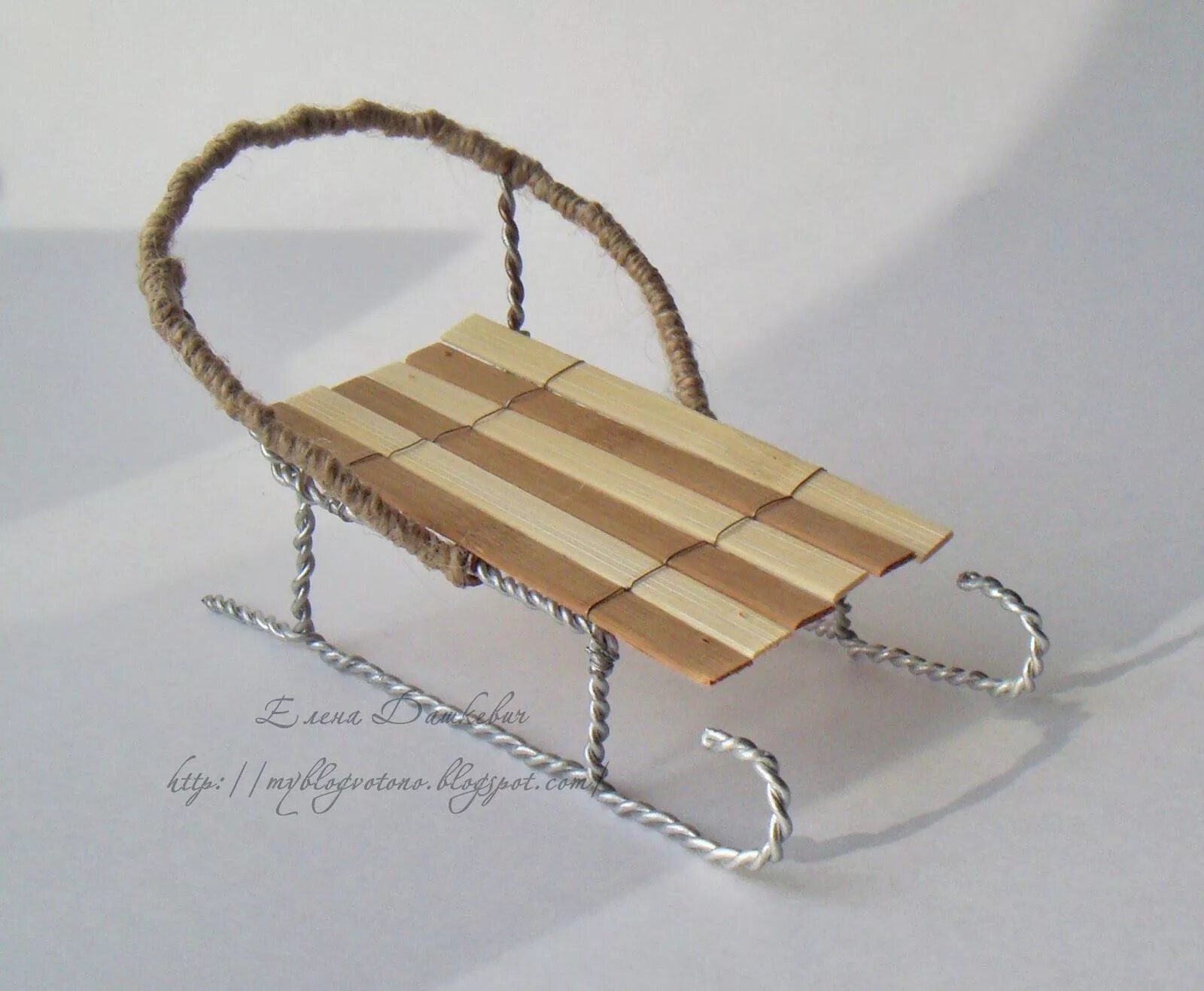 Трафарет саней из картона. Поделка новогодние сани. Как сделать санки для поделки своими руками. Сани деда мороза из картона. Поделка новогодние сани.