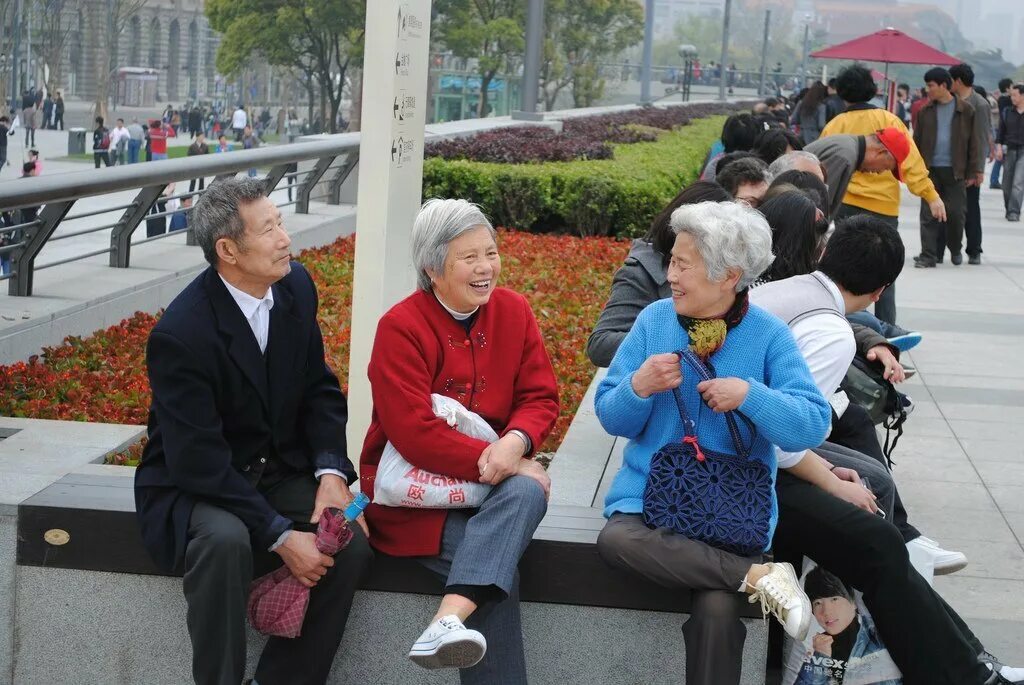 В китае есть пенсия. Старики в Корее. Пенсионеры в Китае. Китайские пожилые. Корейские пенсионеры.