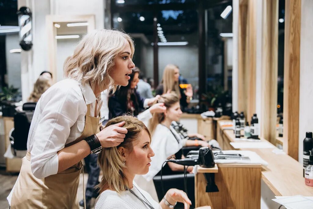салон красоты стрижка. общение в парикмахерской. посещение салона красоты. женский парикмахер. счастливая девушка в салоне красоты.