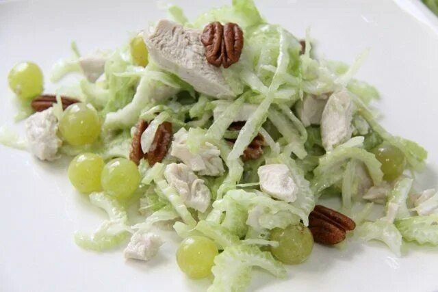 Салат с сельдереем и куриной грудкой и виноградом. Салат с виноградом и курицей и грецкими орехами. Салат из курицы с виноградом. Салат с цыпленком. Салат сельдерей виноград грецкий орех.