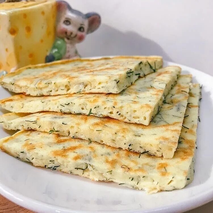 Творожно сырная лепешка на сковороде. Лепёшки на сковороде. Творожная лепешка с сыром на сковороде. Творожные лепешки. Лепешки с творогом и сыром на сковороде.