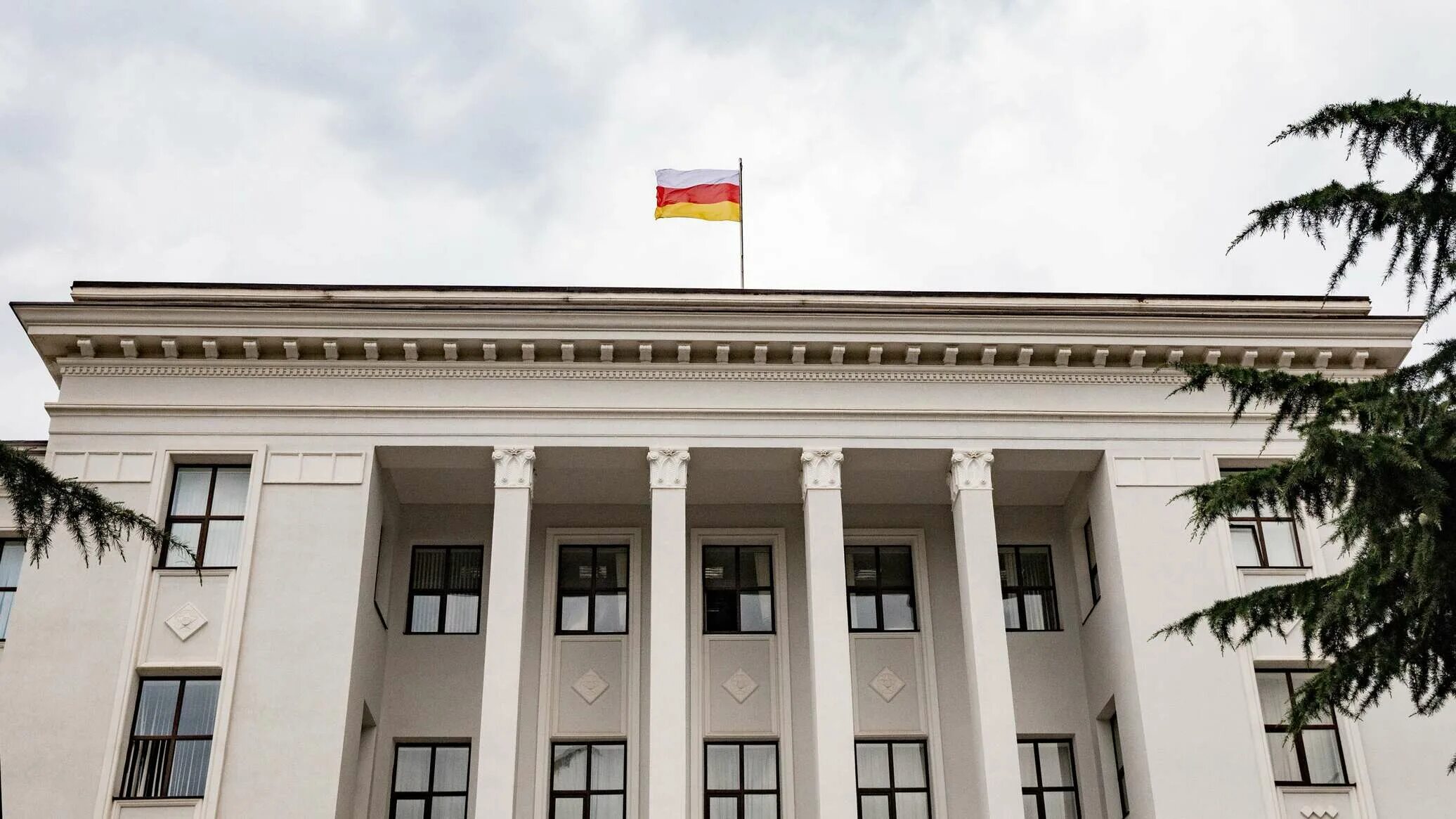 Парламент осетии алании. Парламент южной осетии. парламент рюо. кабмин южная осетия. здание парламента республики южная осетия в цхинвал.