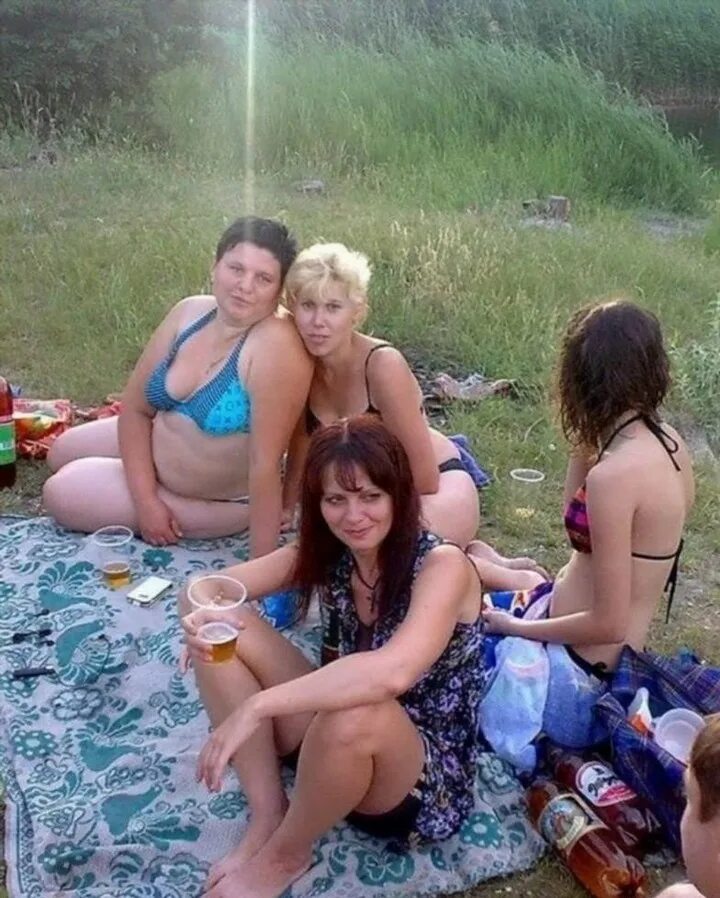 Чудики из социальных сетей. Пьяные деревенские девчонки. Деревня пьяные девки. Деревенские девочки бухают. Сельский гламур.