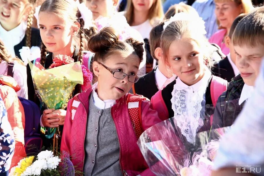 Веселую школу открытый. Школьники 1 сентября. Первоклашки на линейке. Девочки на школьной линейке. Школьники на линейке.