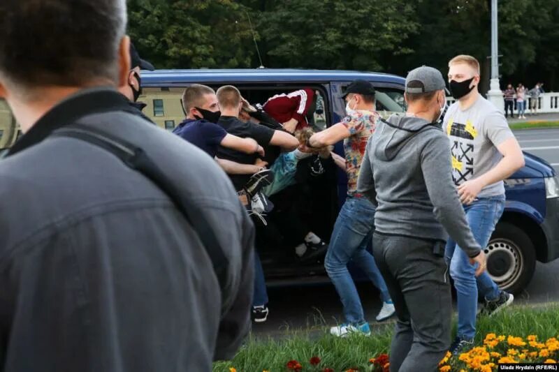 Протесты в Беларуси. ОМОН задерживает людей в Беларуси. Белорусы протесты. Протесты в Беларуси задержания.