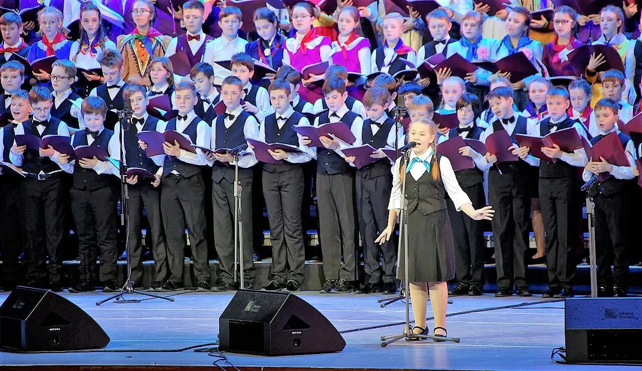 Камерный хор красноярск. Бдх попова в кремле. Солист в хоре. Сергей годин тенор пермский театр. Крейсер аврора детский хор.