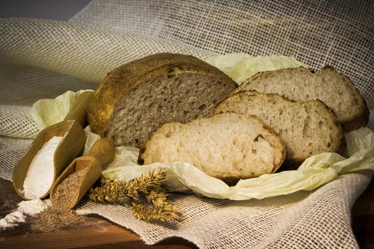 Хлеб пшеничный отрубной. Хлебобулочные изделия с отрубями. Хлеб из пшеничных отрубей. Хлеб из отрубной муки.