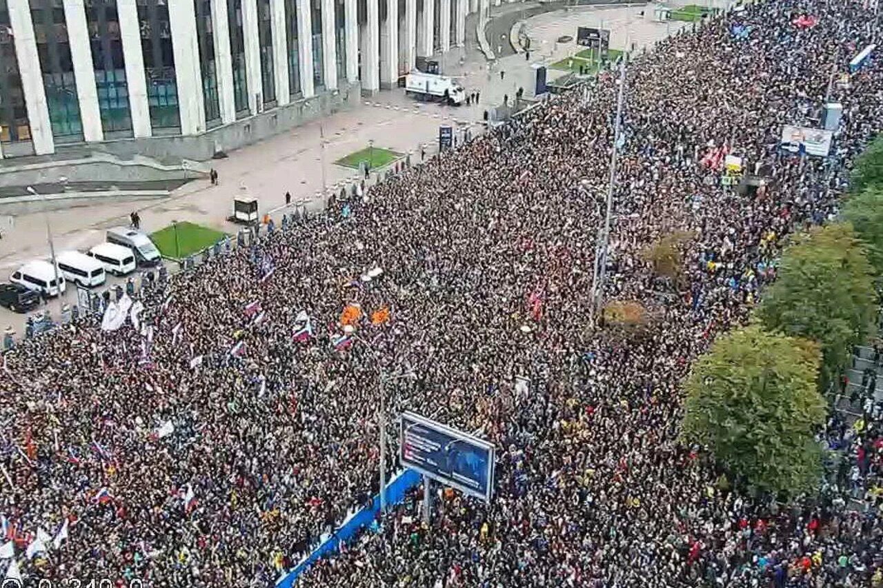 Митинг в москве сейчас против. Митинг на проспекте Сахарова 2019. Митинг в Москве. 10 Тысяч человек.