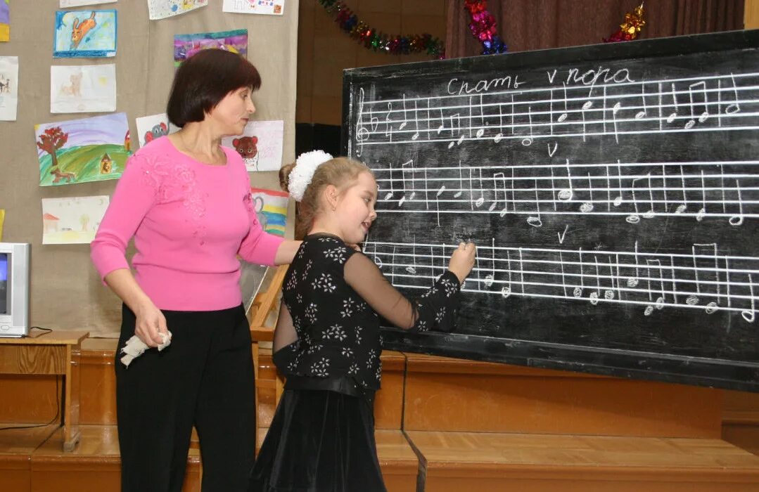 Урок музыки в начальных классах. Учитель музыкальной школы. Преподаватель музыкальной школы. Педагог музыкальной школы. Занятие в музыкальной школе.