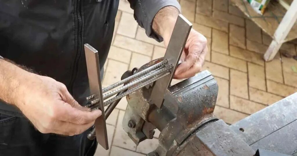 Как сделать железную ручку. Ручка из металлической полосы. как из арматуры своими руками сделать дверную ручку для двери. как сделать ручку из металлической полосы.