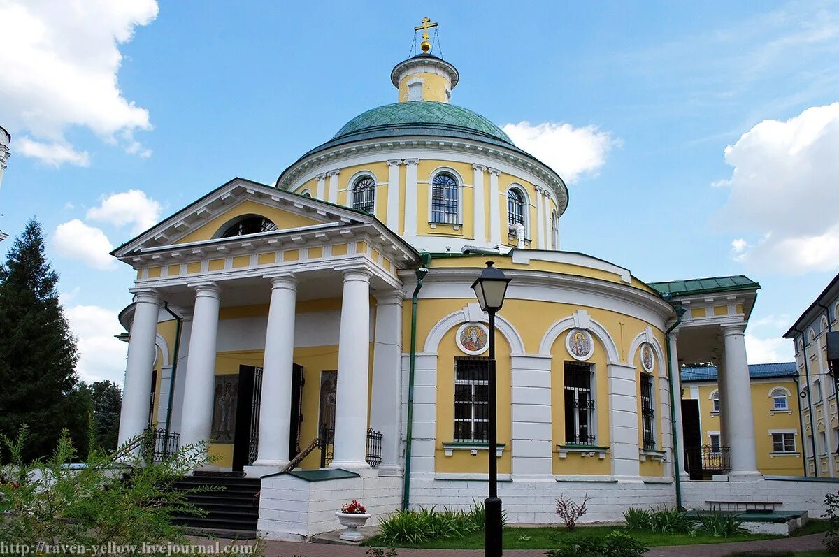 Церкви классицизма. Храм Пресвятой Богородицы в Косино. Успенский храм в Косино. Успенская Церковь в Косино.