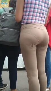 Guapa mujer se le marca el calzon.