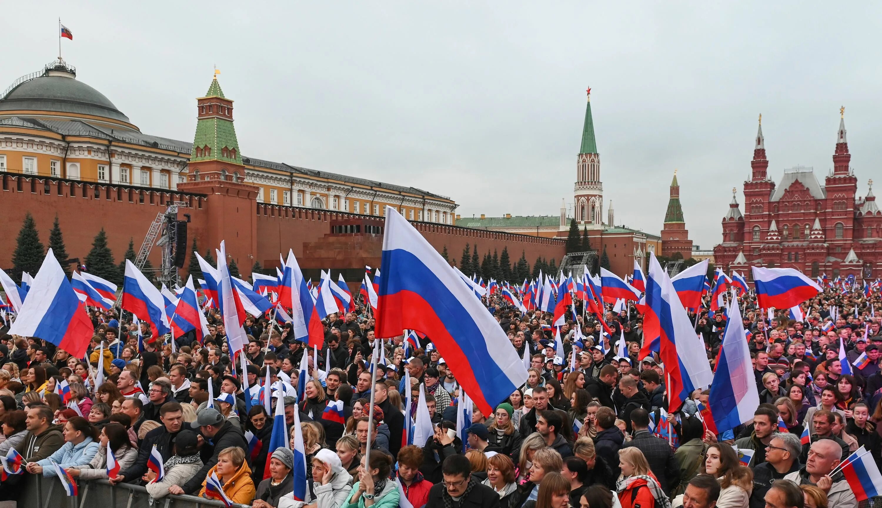 12 июня 2014. Митинг концерт 30 сентября 2022 красная площадь. Митинг в Москве на красной площади. Концерт на красной площади. Праздничный концерт на красной площади.