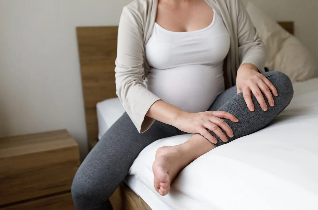 Болит спина в третьем триместре. Беременные ноги. Ноги беременной женщины. Ступни беременных женщин. Массаж ног для беременных.