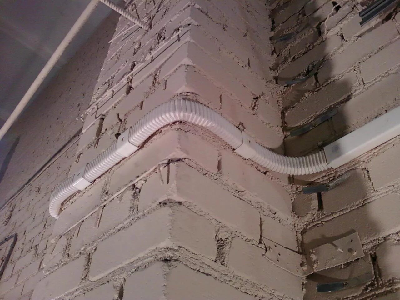 Кабель канал снизу. Крепёж гофры для кабеля к стене. Провод в гофре по фасаду здания. Прокладка гофры по фасаду.