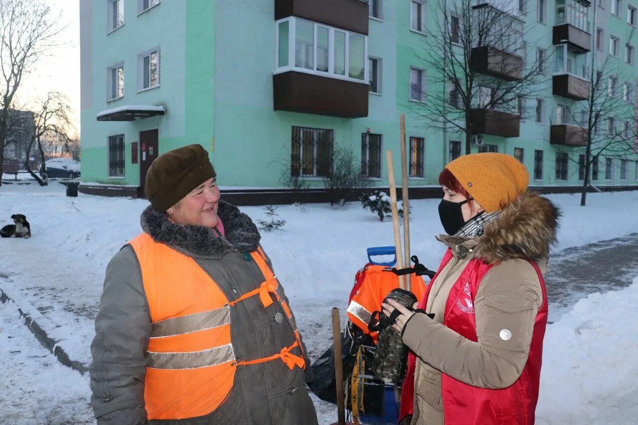 Работа в москве от прямых работодателей дворник. Дворник. Дворник в школе. Дворник на заводе. Волонтер дворник.