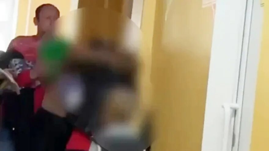 Устроили драку. Лепс подрался в питере. Драка в метро в москве сегодня. Устроили драку. Девушки устроили драку.