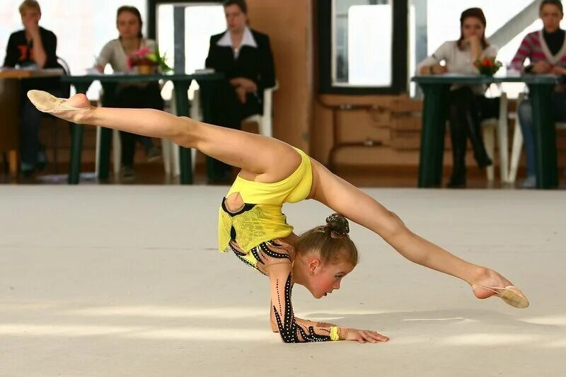 Поперечный шпагат и продольный шпагат. Как научиться как гимнастка. Титтибхасана поза светлячка. Как научиться как гимнастка. Девушка на мостике.