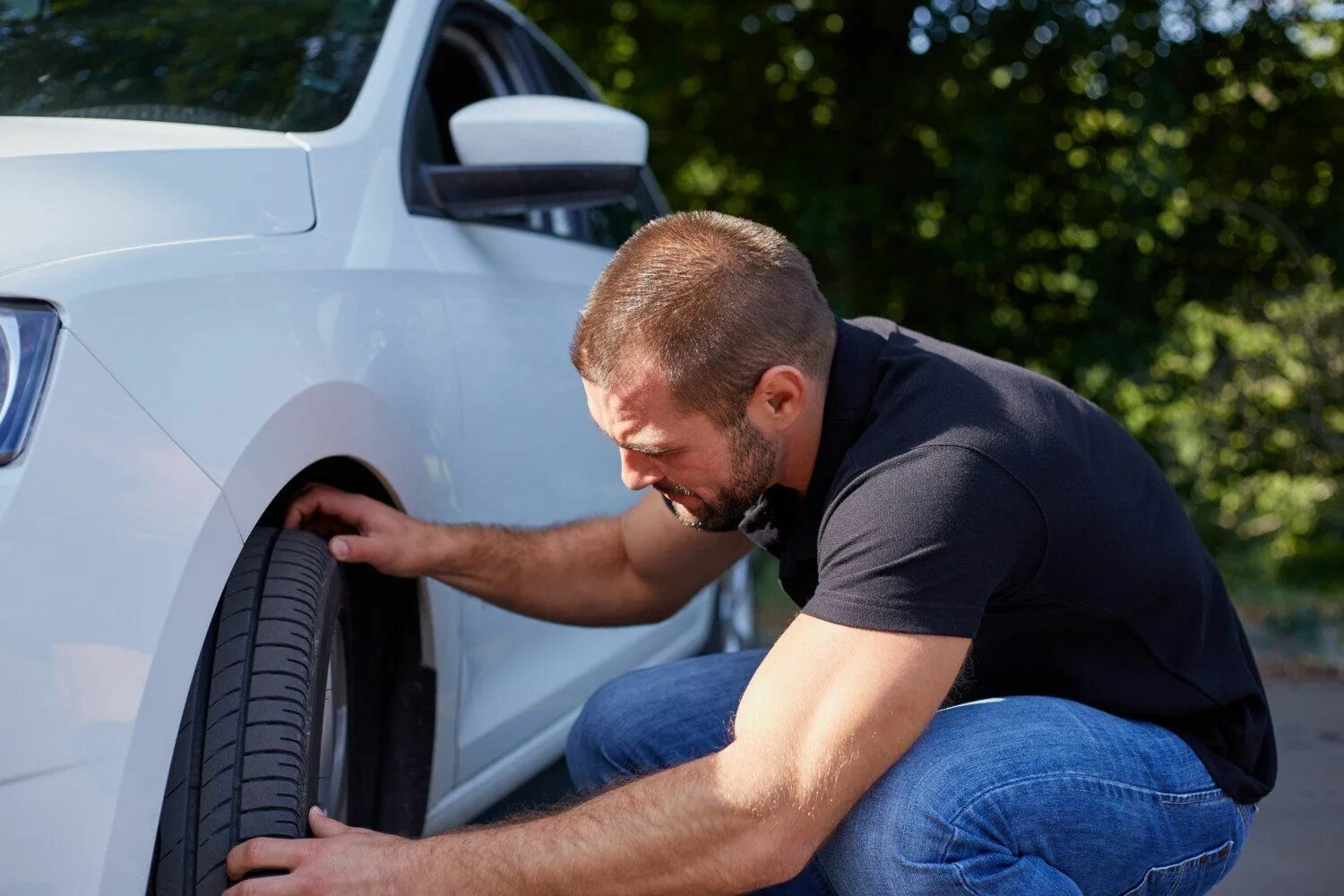 Fixes his car. Человек резина. Фиксер машина. Fixing a car. Человек покрышка.