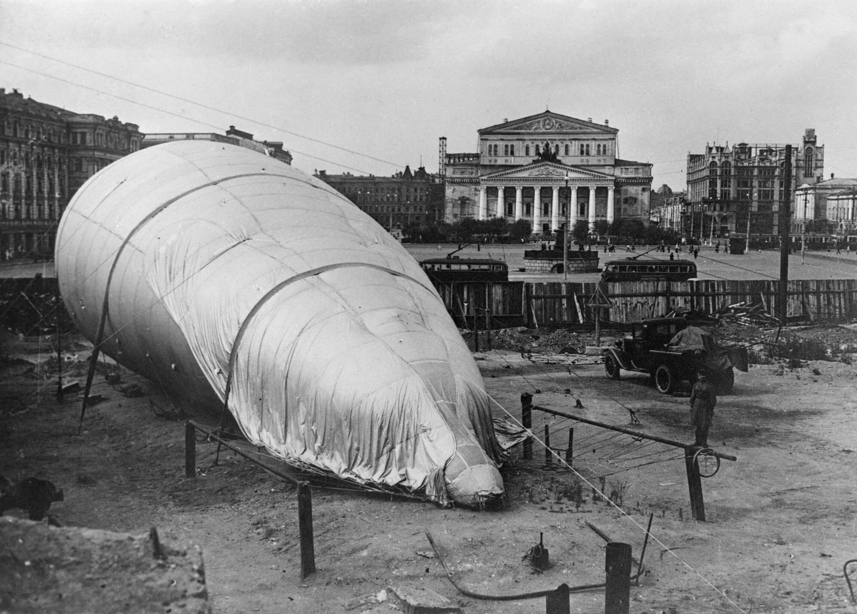 Театр в военное время. Аэростаты в Москве 1941. Большой театр 1941. Большой театр Москва 1941 год. Аэростаты заграждения в Москве 1941 году.