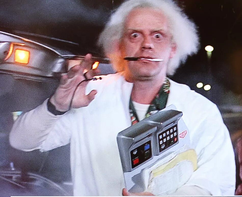 доктор браун назад в будущее. доктор эммет браун. назад в будущее фильм профессор. назад в будущее доктор эммет браун. кристофер ллойд 1985.