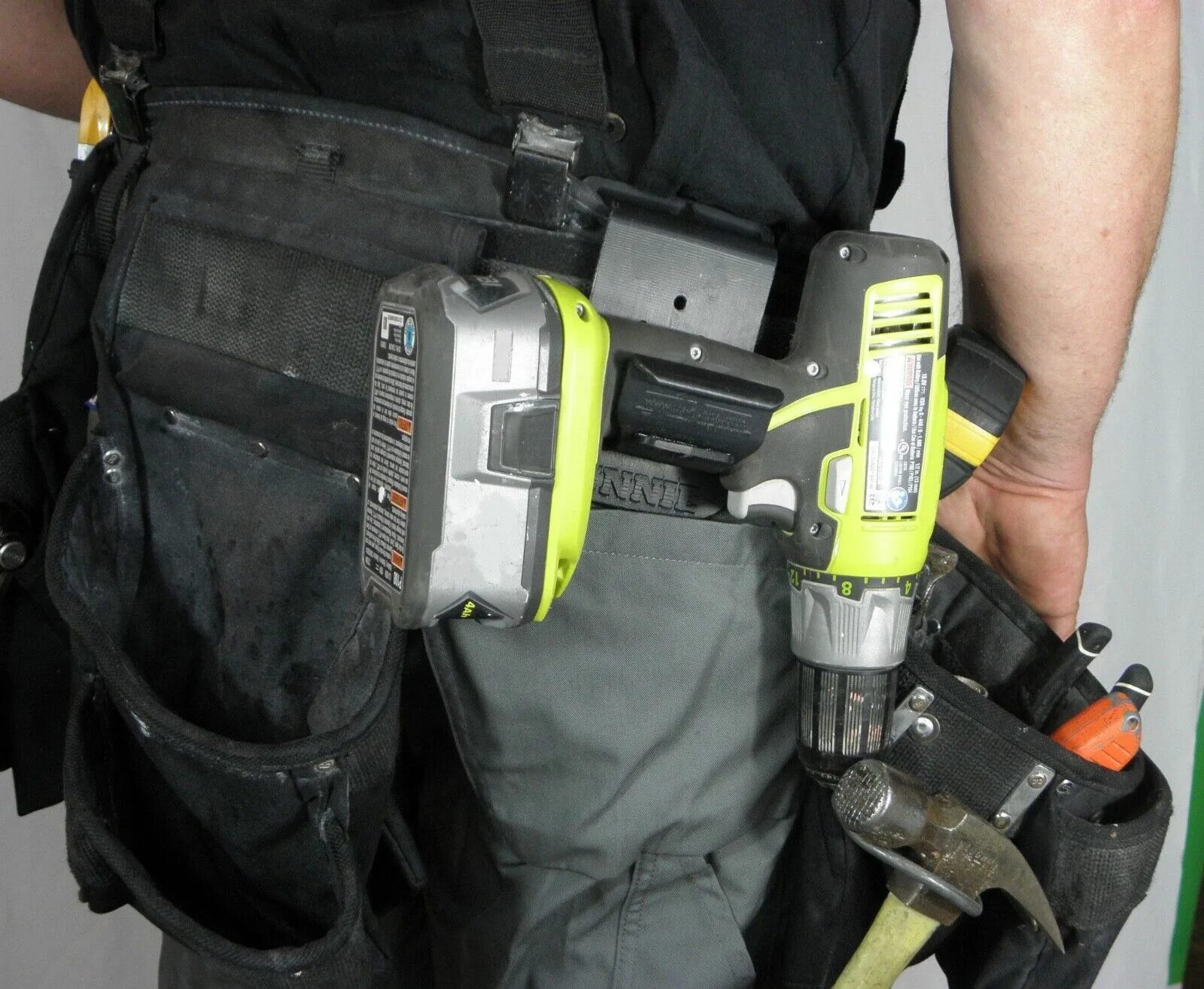 Как закрепить шуруповерт. Скоба для шуруповерта ryobi. drill lock кобура шуруповерта dewalt. кобура dewalt dg5120. клипса для шуруповерта ryobi.