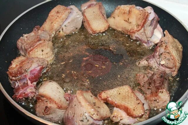 утка в духовке кусочками. гусь жареный в духовке в фольге. гусь в духовке кусками. утка запеченная кусочками. блюда из гуся кусочками.