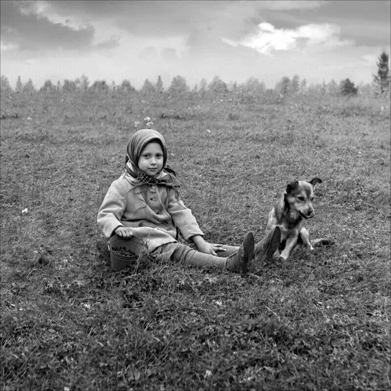 Фотосессия с собакой. Пожилая женщина с собакой. Маленькая девочка с собачкой. Старая черно белая фотография. Дама с собачкой.