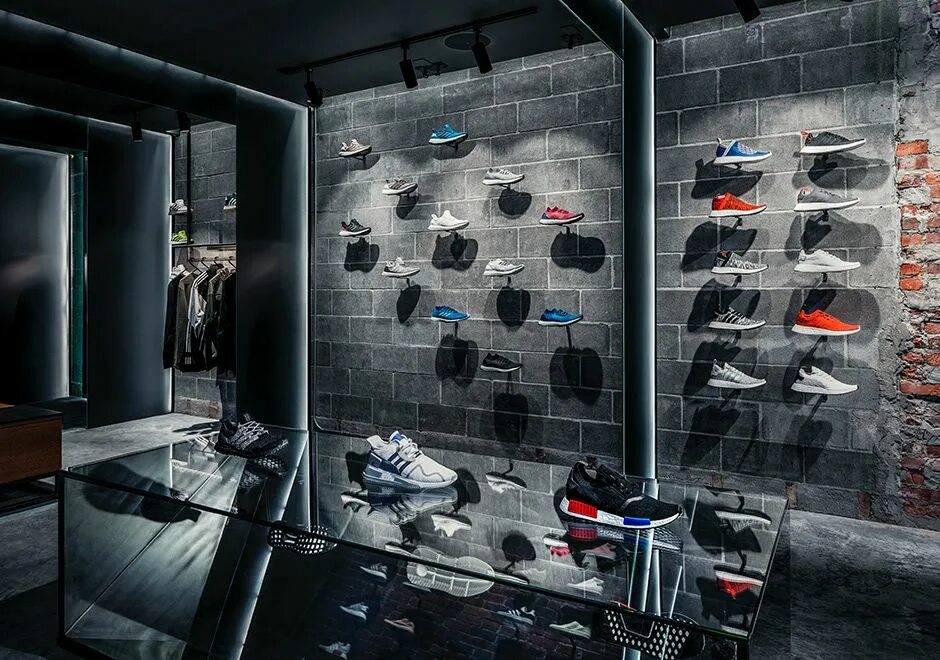 Nike adidas Magazin. Adidas Showroom. Сникеры Nike Boutique.. Витрина магазина кроссовок.