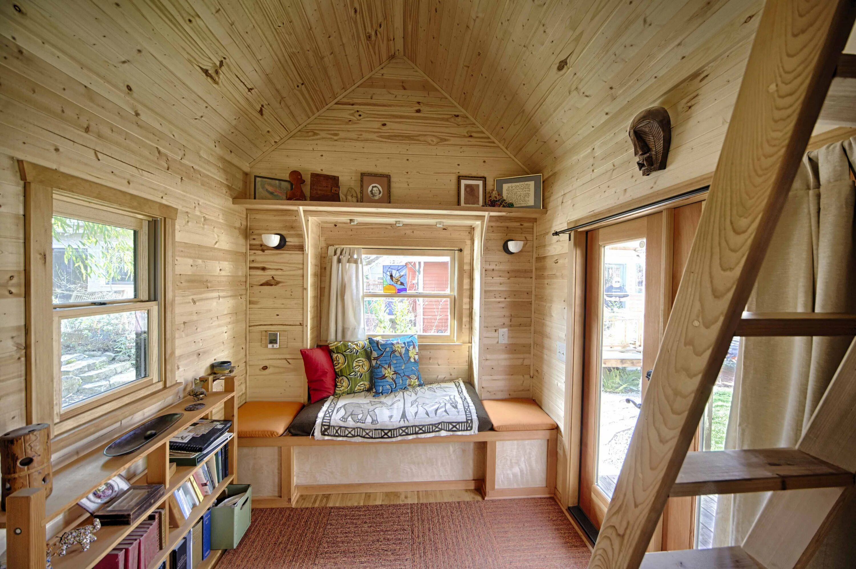 Дачный дом внутри. Tiny House 30m2. Маленький деревянный домик. Маленький деревянный домик интерьер. Маленький домик для дачи.