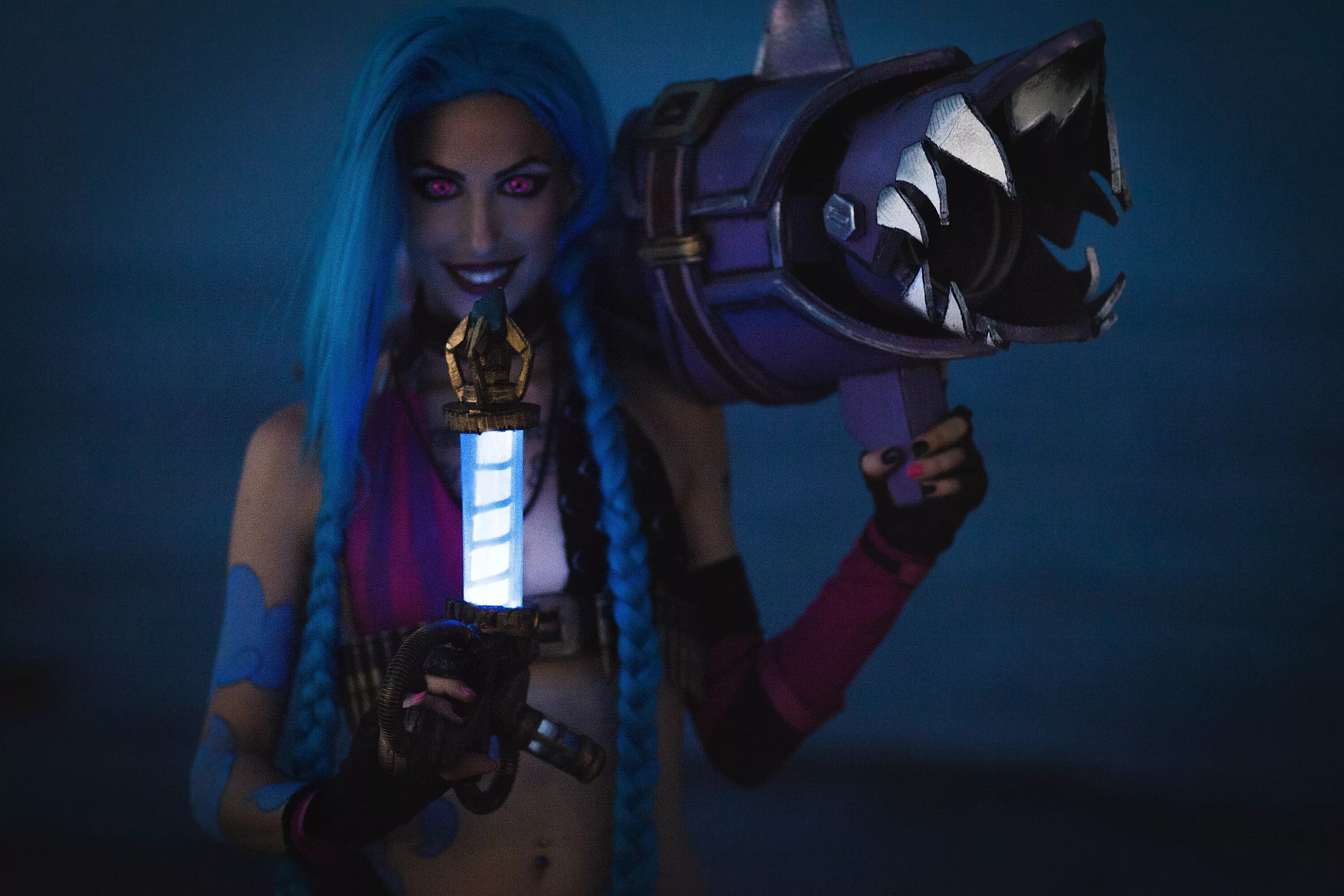 Джинкс (League of Legends). Джинкс аркейн косплей. Jinx League of Legends косплей. Лига легенд кто озвучивал