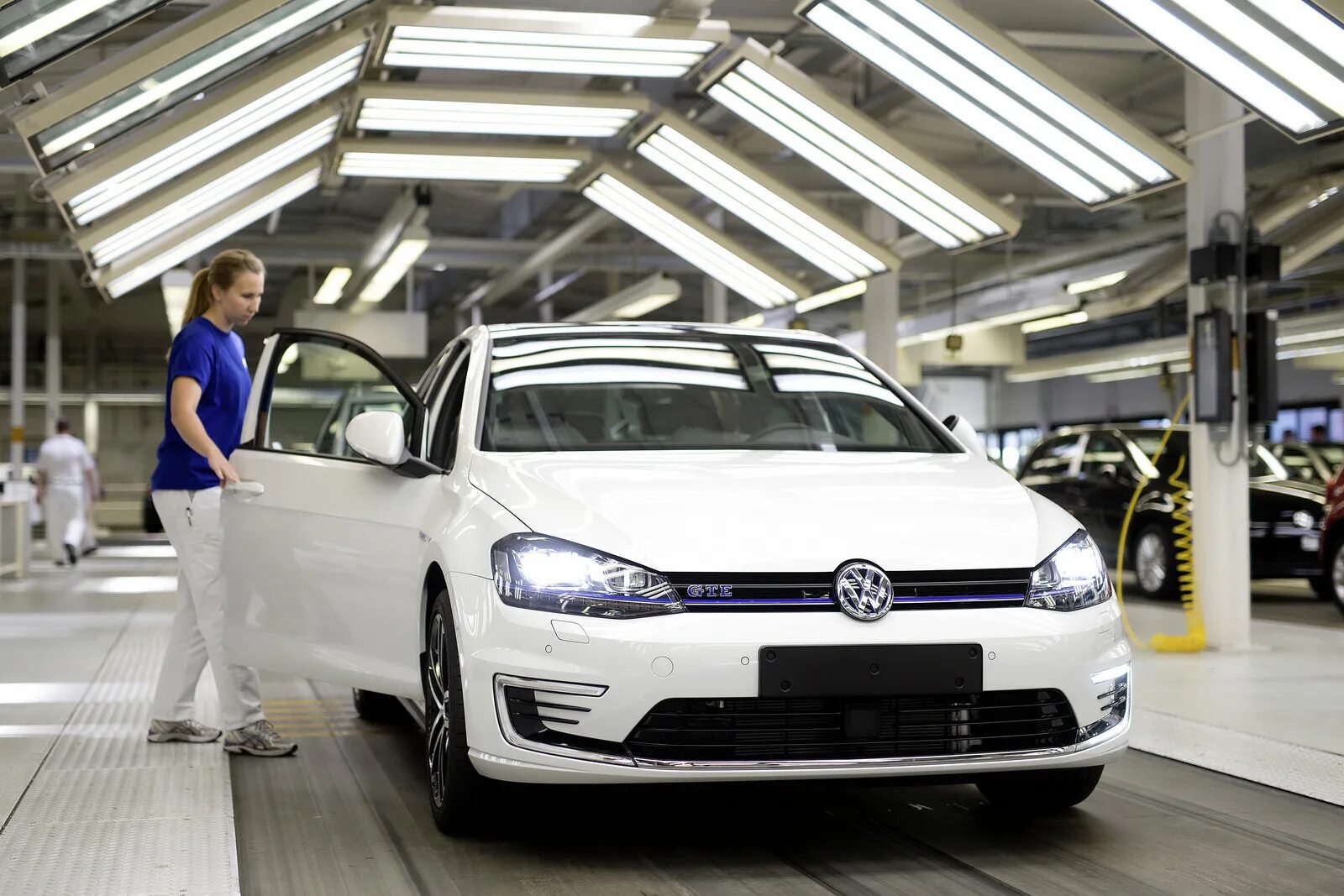 Volkswagen немецкий. Volkswagen Wolfsburg Factory. Фольксваген Макон. Фольксваген в12. Фольксваген Германия.