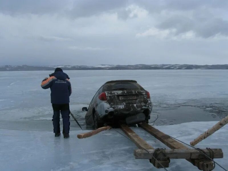 Можно на машине на лед. Автомобиль провалился под лед на Байкале. Машины тонут на Байкале. Провалившийся автомобиль на Байкале. Машина подо льдом.