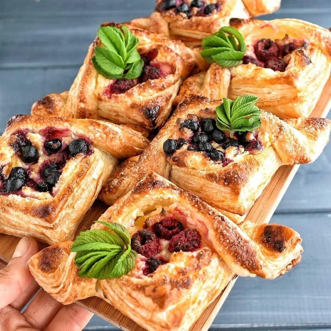 Выпечка из слоеного теста. Слойки из слоеного теста. Программа выпечки. Изделия из слоеного теста. Красивая выпечка.