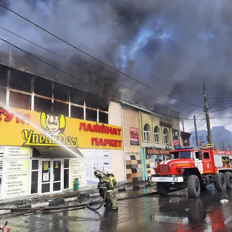Пожар в г шахты сегодня. Горит магазин. пожар. пожар в шахтах. пожар в городе.