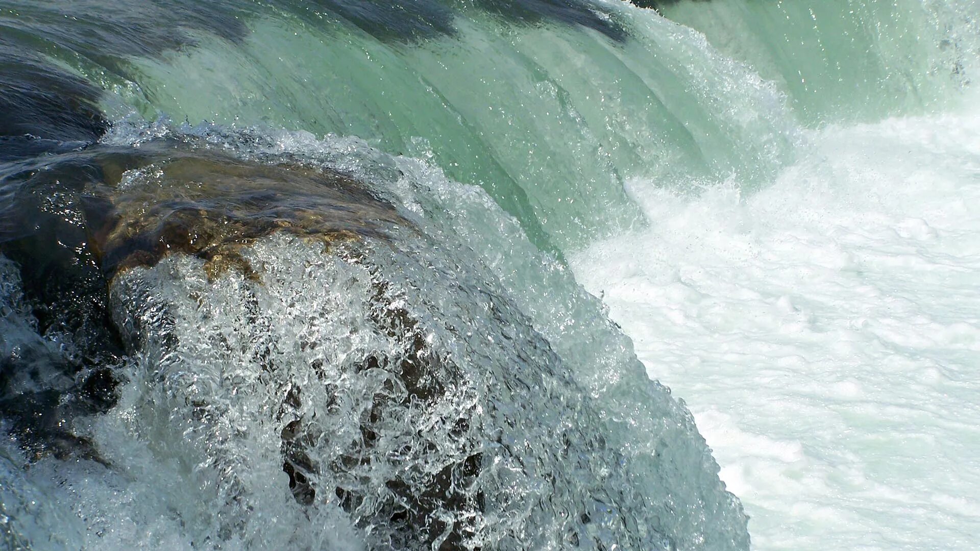 Обрушивается поток воды. Бурная вода. Поток воды. Мощный поток воды. Бурление воды.