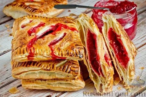 Слоеные пирожки с малиной