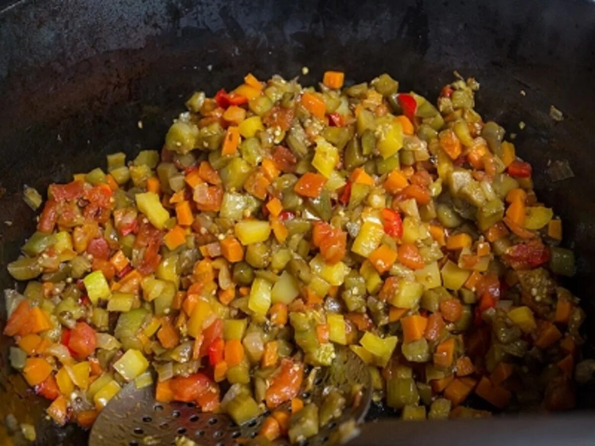 Овощи в казане без мяса. Овощное рагу с баклажанами в Казанке. Баклажанная икра в казане. Баклажанная икра на сковороде. Сталик икра.