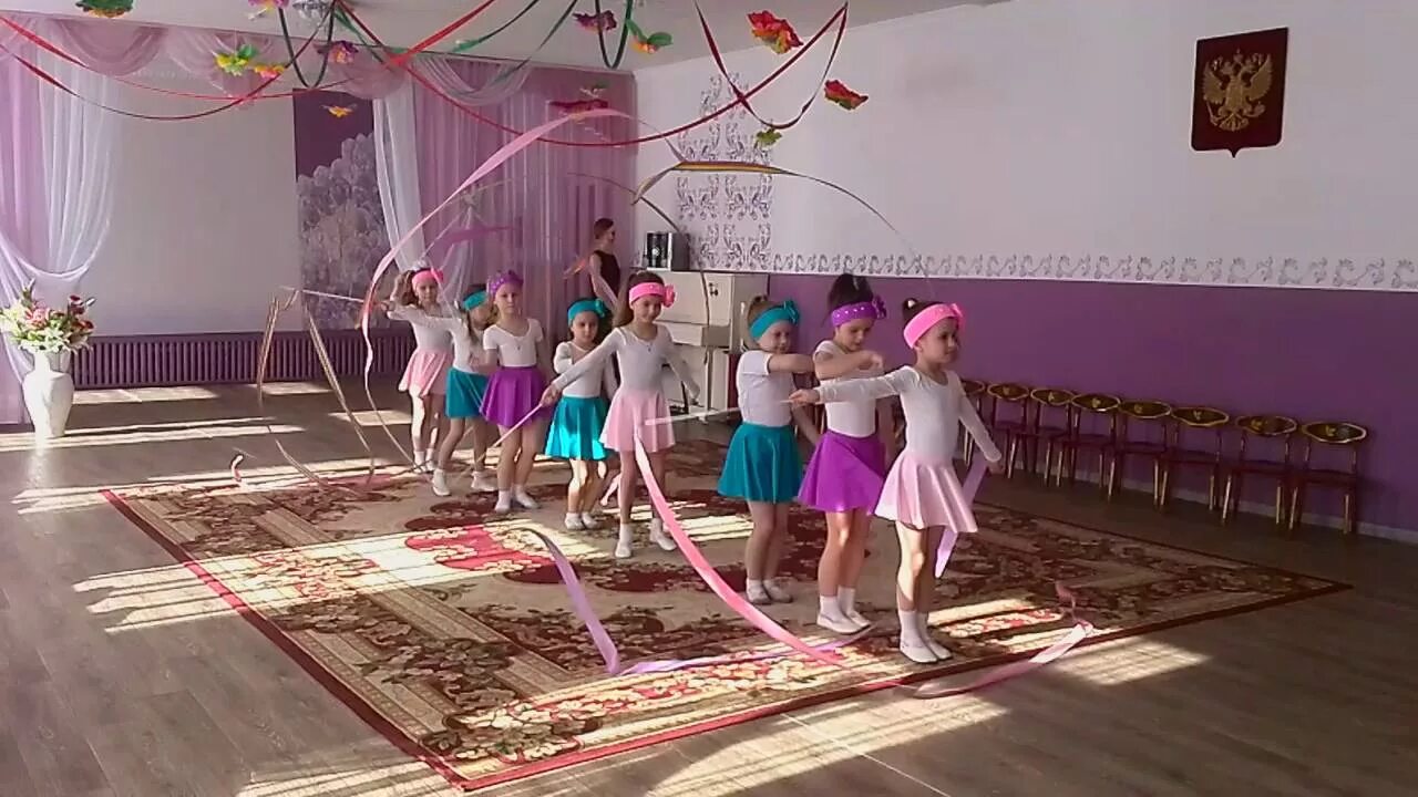 Детский садик танец. Танцы в детском саду. Танец с лентами дети. Дети танцуют с лентами. Танец дети сад с лентами.