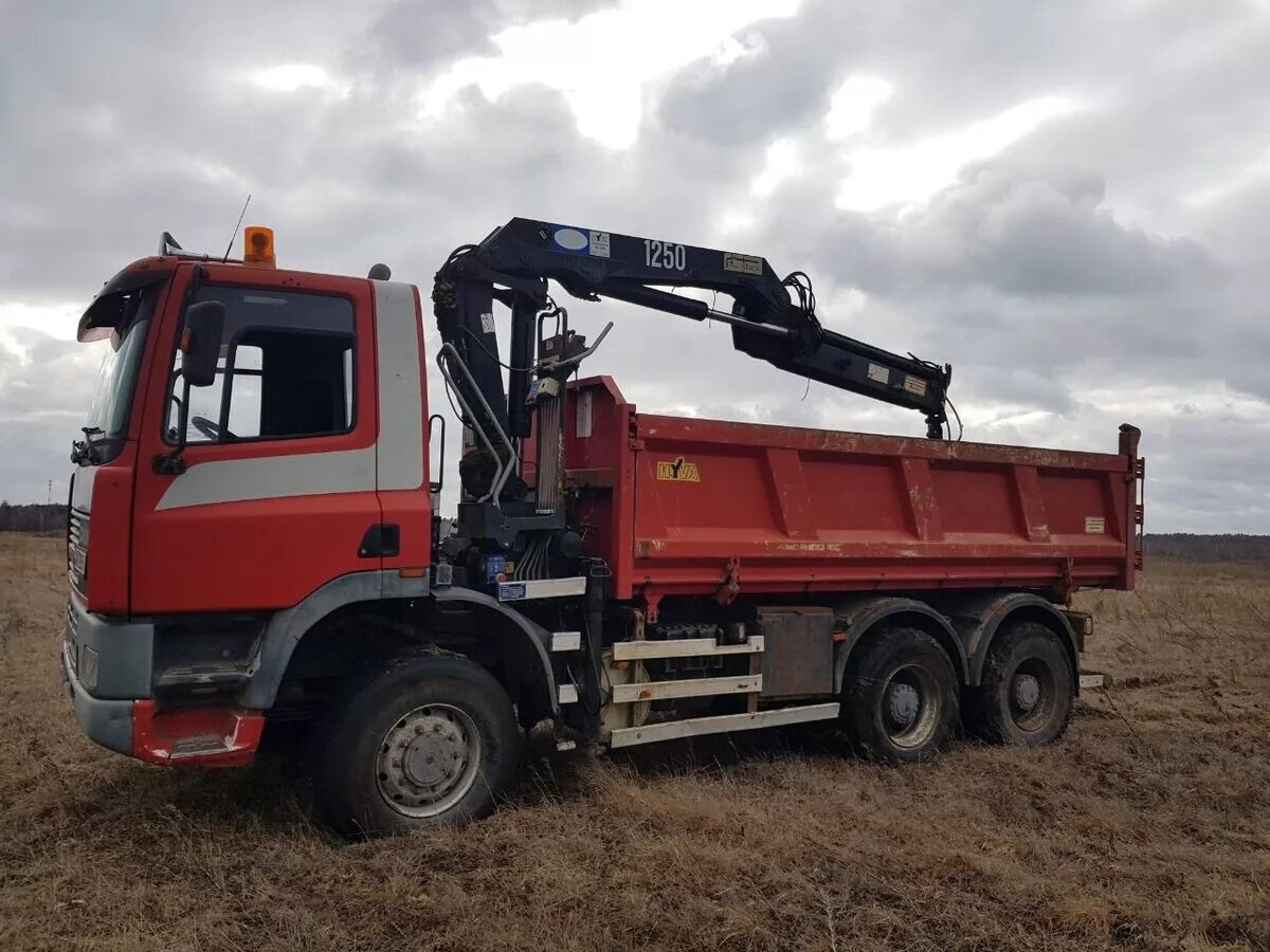 Белорусский 480. Самосвал Volvo с грейфером f10. Самосвал с манипулятором. МАЗ самосвал с манипулятором. КАМАЗ самосвал с манипулятором.