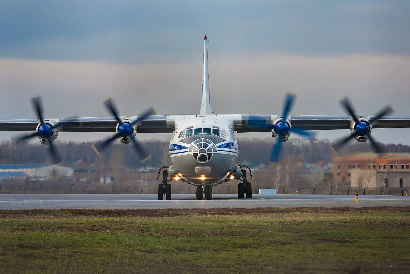 12 самолетов. Самолет АН 12. Самолет АН 12 ВТА. Ан22 иан12. Транспортный турбовинтовой самолет АН-12.