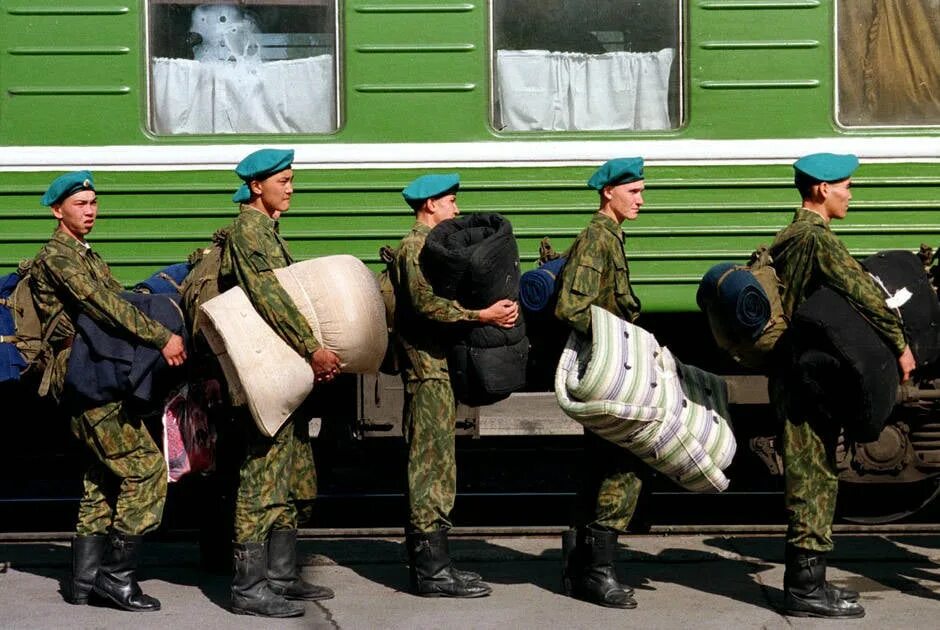 Призыв в армию. Поезд в армию. Солдаты на вокзале. Солдаты призыв. За солдатами ухаживают