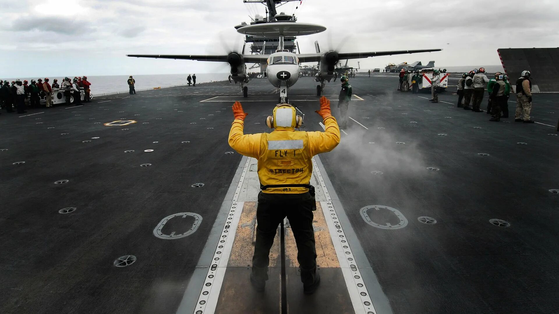 Регулировщик в аэропорту. Человек на взлетной полосе. регулировщик на авианосце. самолет авианосец. регулировщик на взлетной полосе.