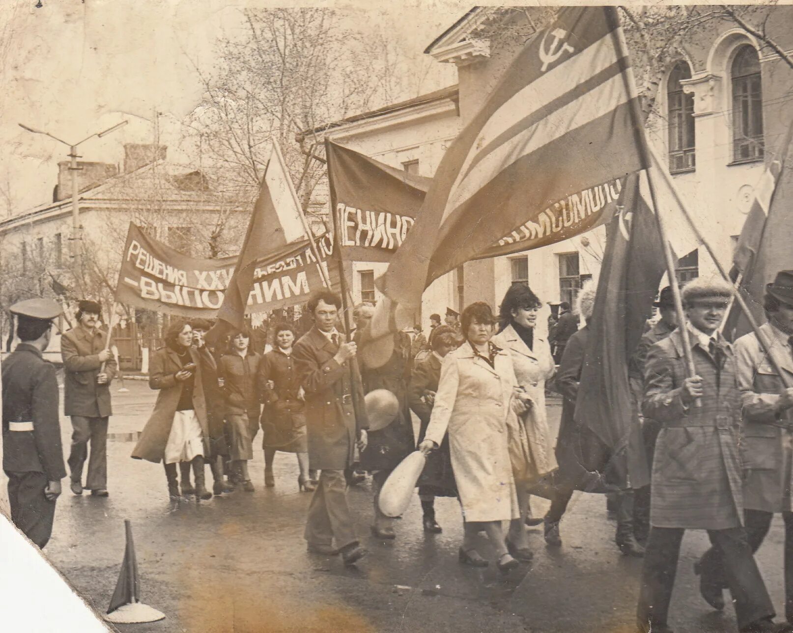 1 мая праздник сейчас. Празднование первого мая в Куйбышеве. 1 Мая праздник. Чебаков первое мая. 1 Мая ура мир труд май.