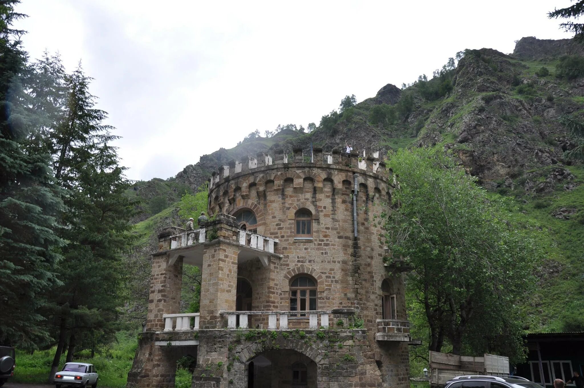 Нарзан кабардино балкария. Долина Нарзанов Хасаут. Замок Долина Нарзанов КБР. Эко парк Долина Нарзанов Кабардино-Балкария. Долина Нарзанов Зольский район замок.